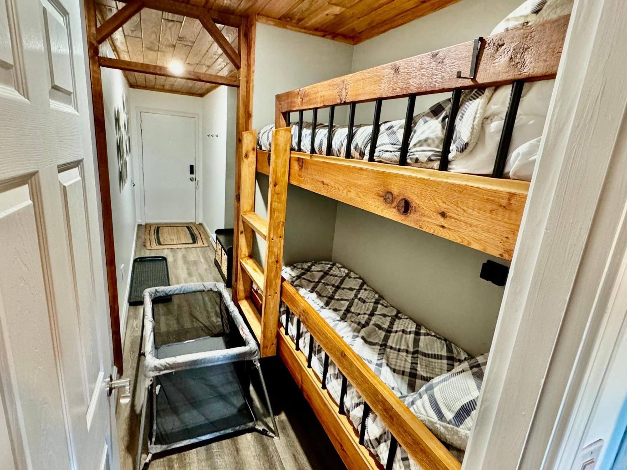 The Sugar Suite - Renovated With A View! Ac! Pool, Hot Tub, Sauna, Gym, Ev Sugar Mountain Exterior photo